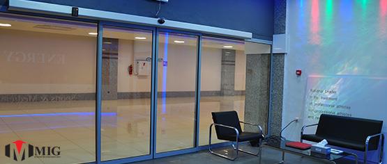 قیمت درب اتوماتیک شیشه‌ای به چه عواملی بستگی دارد؟